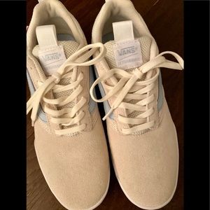 🎉HOST PICK🎉Vans womenSZ-8-1/2 LNC Retail$88.